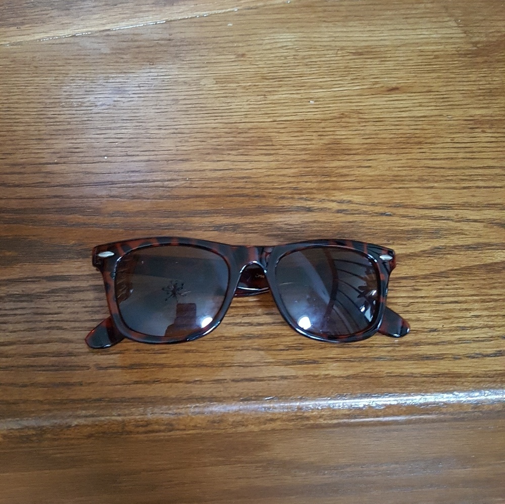 Leopard Sunglasses - Picture 2 of 2